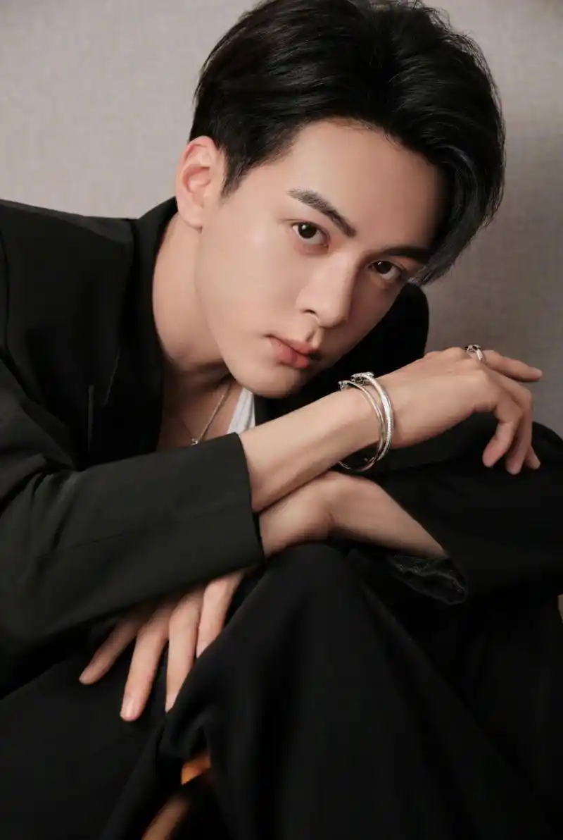 曾舜晞穿黑西装戴珠宝,帅气逼人! [爱你]#心随星动