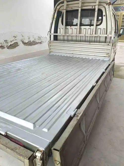 给小货车车厢里面喷涂的颜色和之前不一样违法不,外面没有喷涂!