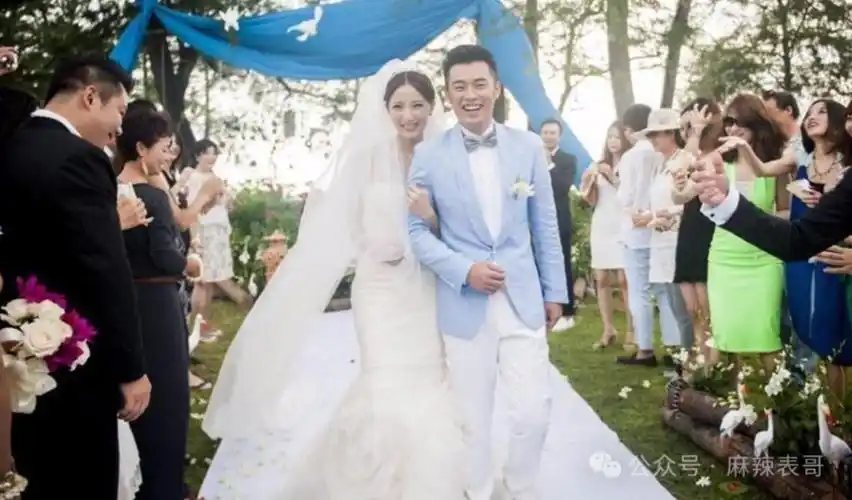 之后在泰国普吉岛举办婚礼 .又说马上就要圆梦了,让大家相信爱情.