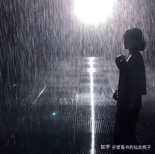 但我喜欢下雨的声音,就像我是一个爱笑的人,但我不是一个开心的人伤感