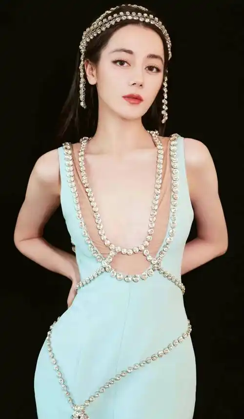 迪丽热巴真闪耀,穿浅蓝色礼服全身挂满水晶钻饰,奢华又大气