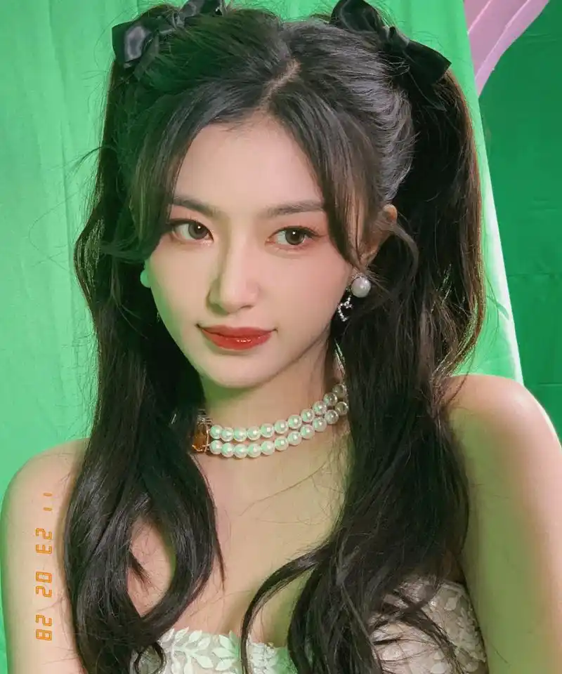 孔雪儿双马尾抹胸裙