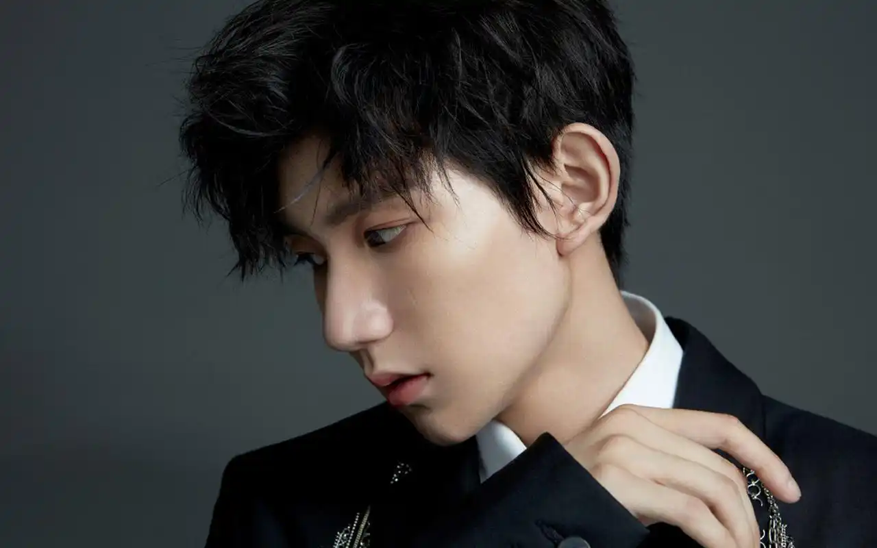 王源酷帅黑白写真桌面壁纸