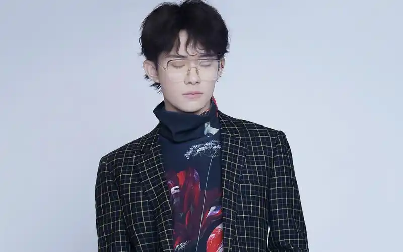 易烊千玺文艺范帅气图片桌面壁纸