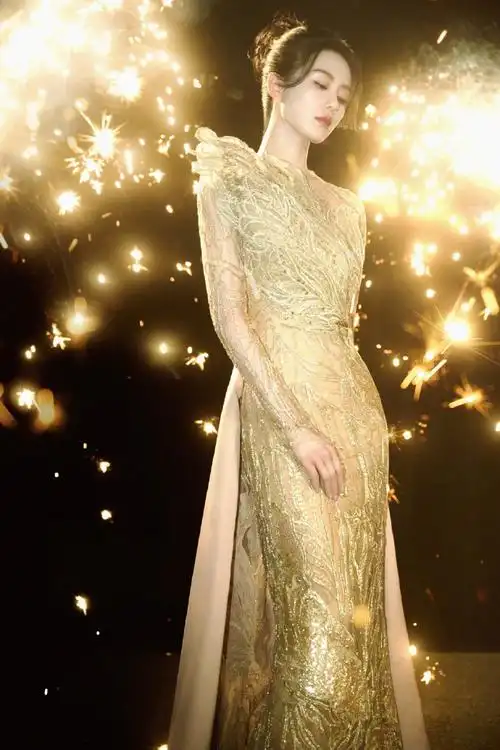 刘诗诗  今晚#elle风尚大典#造型,穿着elie saab 高定礼服亮相,华丽的