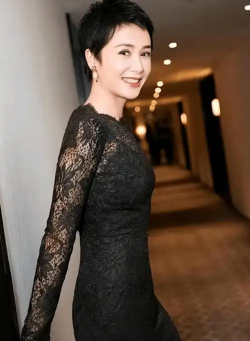 年轻时的蒋雯丽真的好美如今57岁的她依旧优雅自信