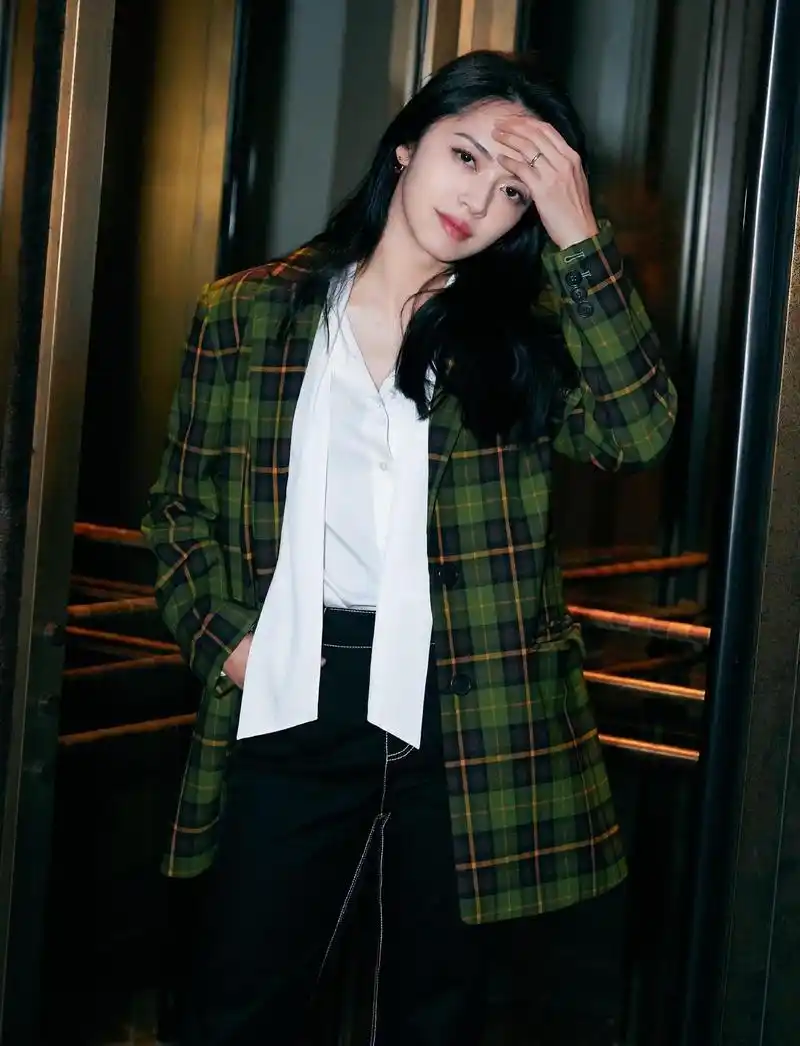 姚晨走机场气质真好卫衣搭配喇叭裤潇洒随性简约却有高级感