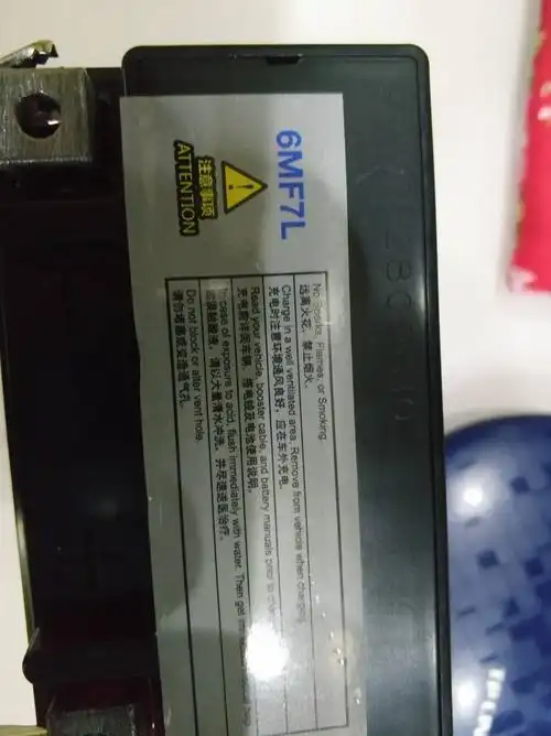 网上买个一个超威摩托车电瓶,发现生产日期有问题,大侠们帮忙看看对不