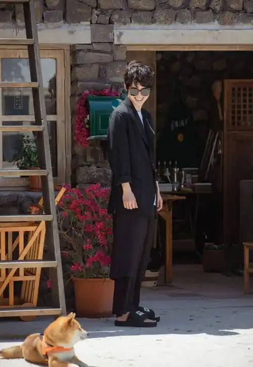 你可以永远相信刘昊然的写真!海边少年帅气十足,妥妥的花美男