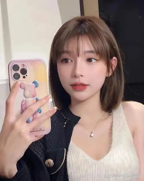 如果脸型是圆但是又比较短的女生,短发的长度就不需要太长,刘海可以