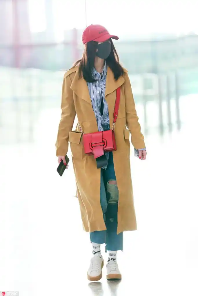 杨幂机场look "黄红"搭配显明媚春色