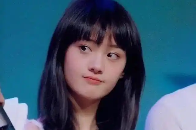 原创 郑爽18岁旧照曝光!穿白裙搭齐刘海清纯甜美,五官精致自带婴儿肥