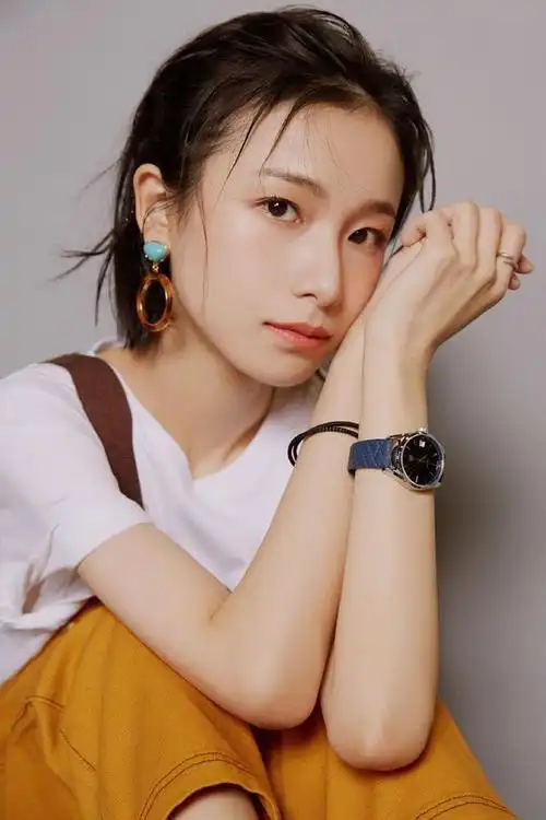 姜梓新最新写真曝光(明玉姜梓新治愈系笑容惹人爱)