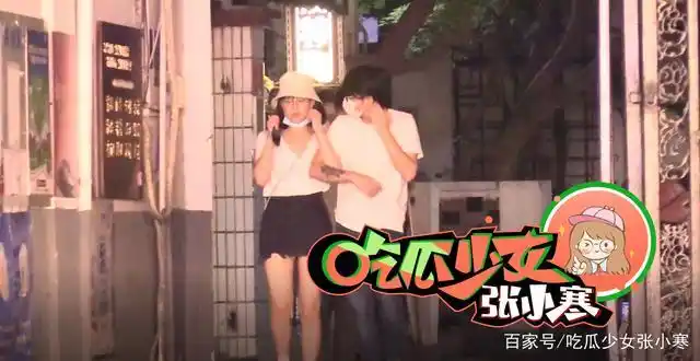 黄龄和男友车内拥吻 手牵手甜蜜逛街