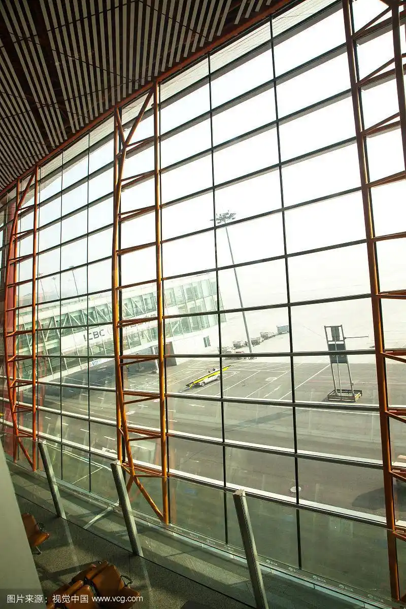 机场大厅落地窗