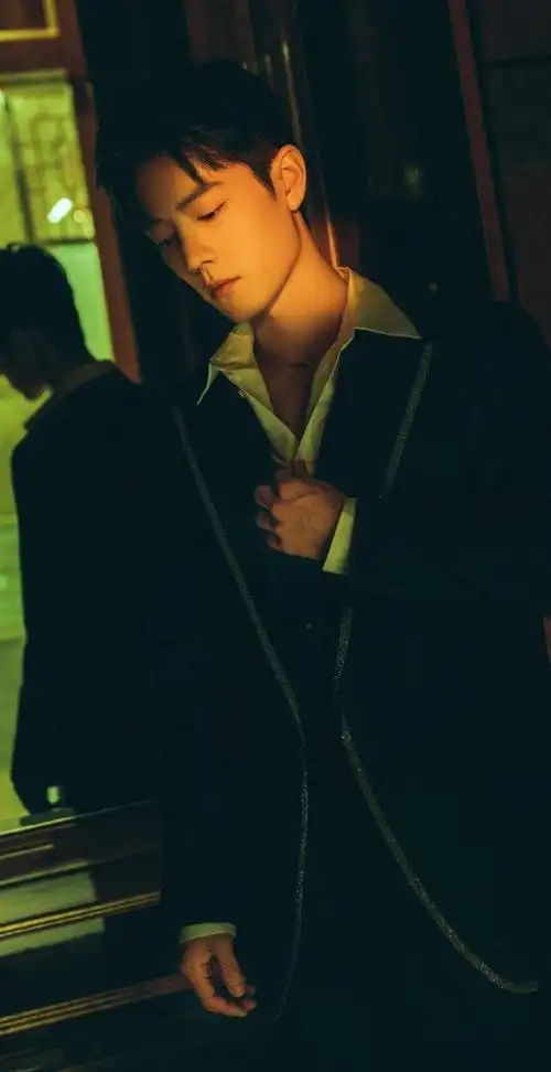 肖战网络视听年度盛典照#肖战网络视听年度盛典造型黑色简约西装气质