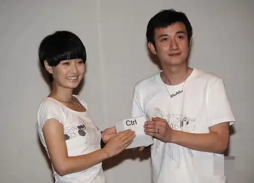 马伊琍文章罕见当众亲密