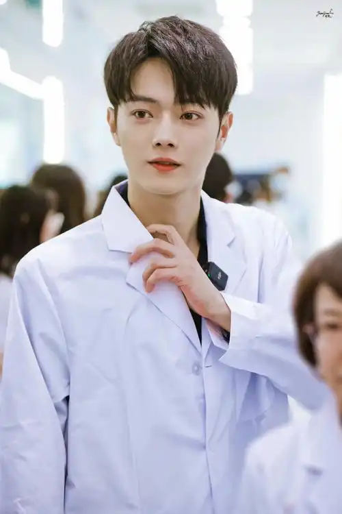 许凯|本子|速递_新浪新闻