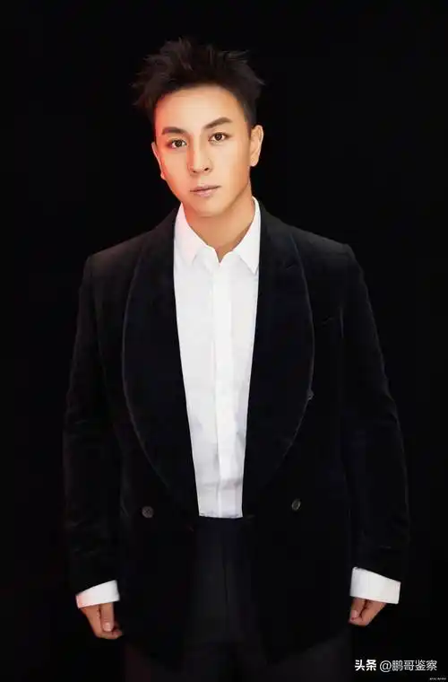 释小龙妻子露面太吸睛!身材丰满,长腿抢镜,五官颜值不输何洁!