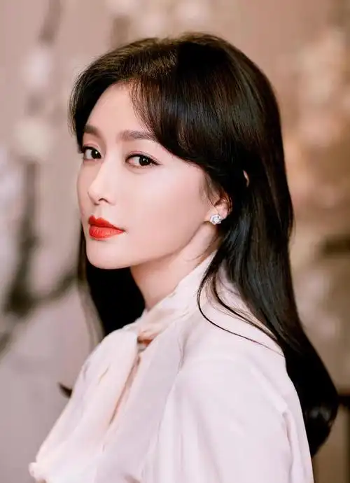 秦岚带火了一种穿搭,叫上面去上班,下面去约会,优雅又撩人|皮裙|白衬