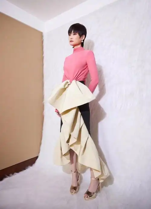 李宇春穿不规则裙装,散发出优雅气质,春节照搬就很美|高跟鞋|粉色