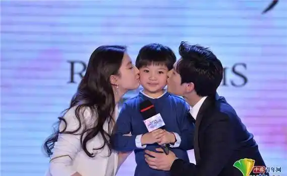 刘亦菲,杨洋等明星出席电影版《三生三世十里桃花》引得杨洋蹲地哄