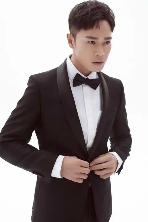 曹骏曝阳光轻熟男写真 俊朗儒雅散发沉稳魅力