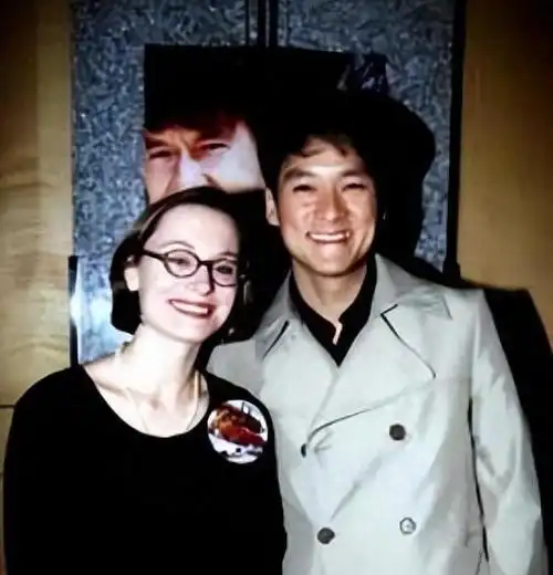 63岁周华健和外籍63岁老婆康粹兰同框,不像夫妻,更像母子