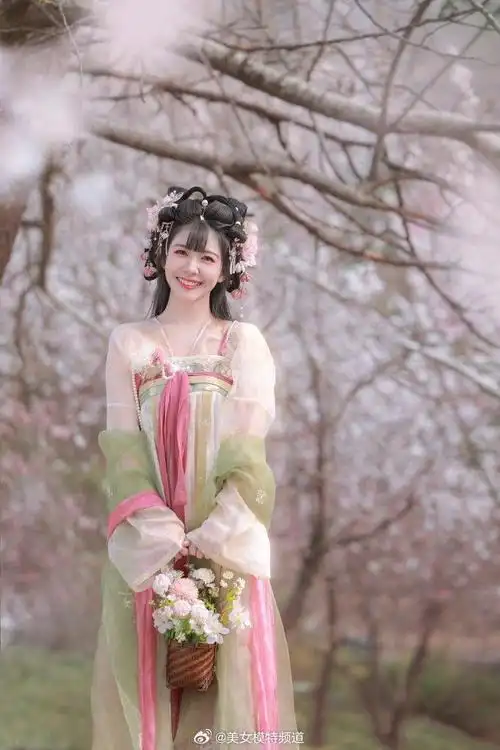 赖美云晒古风写真大片小花妖造型俏皮灵动