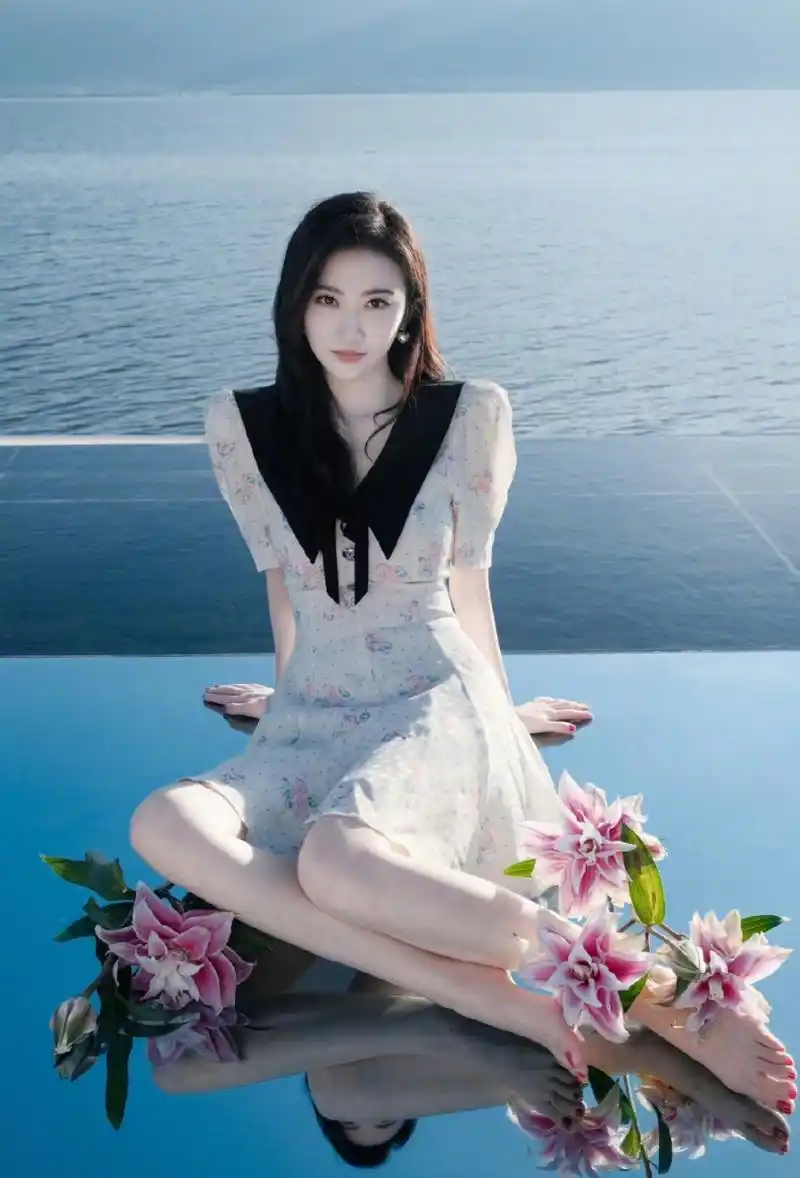 景甜美腿美脚照  虽然景甜一直不温不火,但不可否认玉足却是众女明星