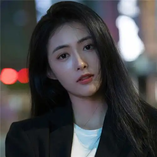 穿黑色西装清纯女生头像图片