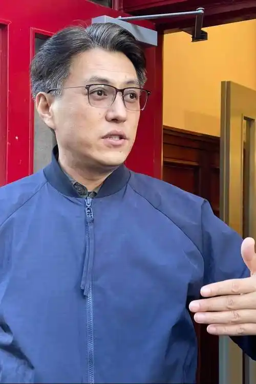 靳东满头白发怎么老成这样了?你看像不像六十多岁?