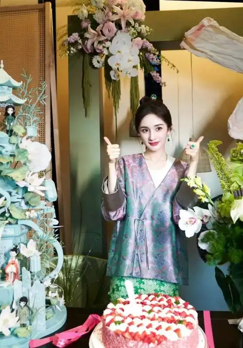 微博之夜杨幂蓝色旗袍秀出纤细腰身 新中式穿搭尽显风情_腾讯新闻