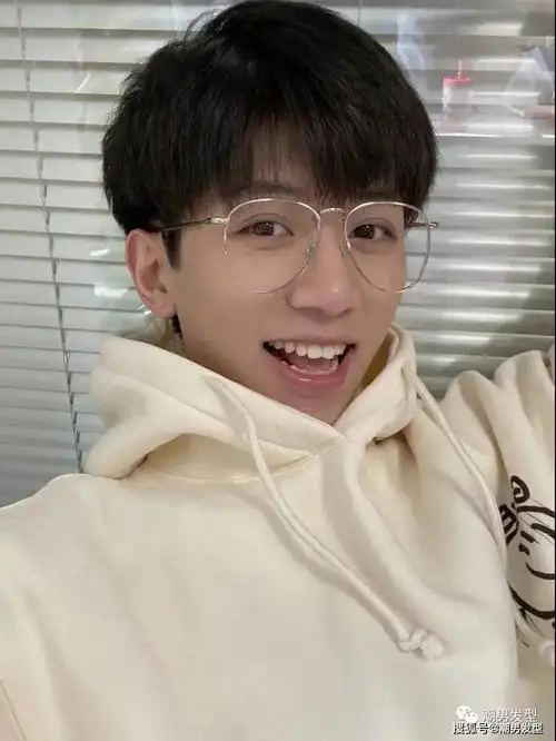 还在剪锅盖头年底超火的3款男生发型参考减龄又帅气