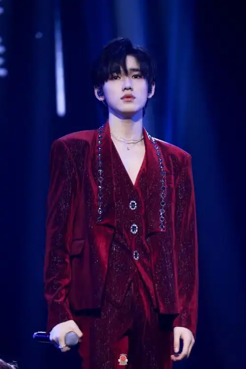 繁星万千,不及你眉眼半分@时代少年团-宋亚轩7815(ps:绝美照片