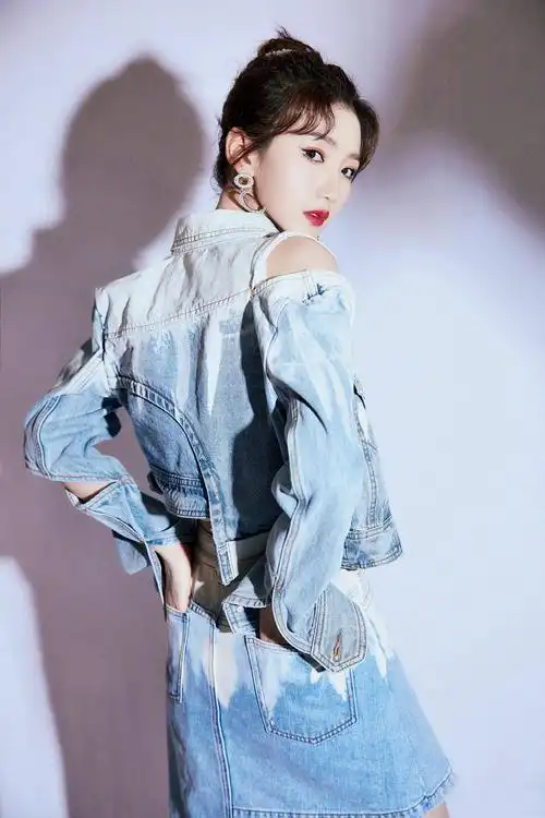 33岁的毛晓彤衣品开挂身穿渐变浅蓝牛仔套装少女感爆棚