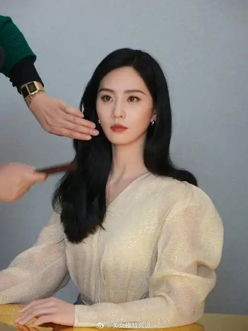 刘诗诗穿一字肩白裙长发披肩 微微露笑气质温婉迷人