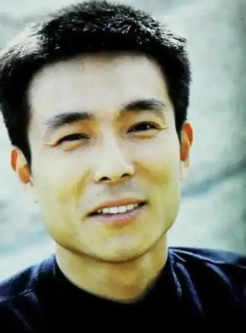 谢园年轻时,性格十分活泼,乐观,活力四射,经常令父母头痛不已.