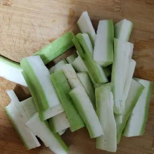 第3步,丝瓜切条状.