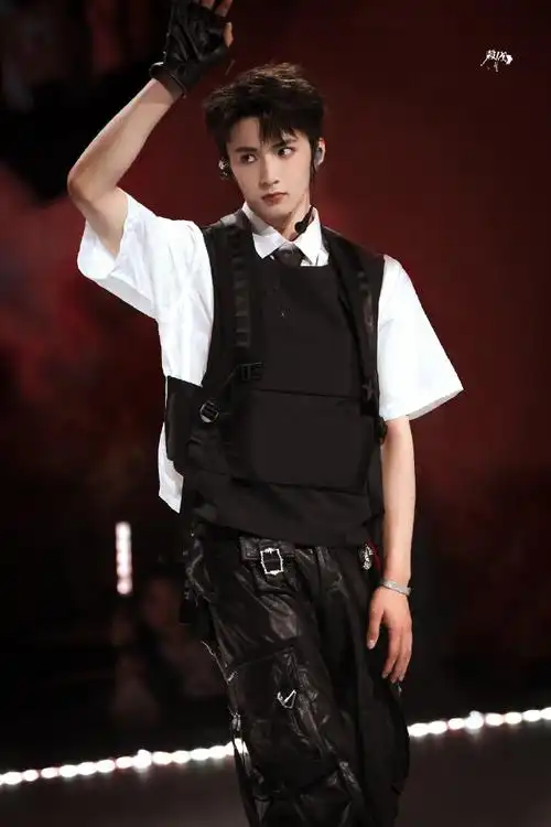 刘耀文剪短发了#刘耀文短发造型也好帅啊,清爽干净的大男孩～永远爱