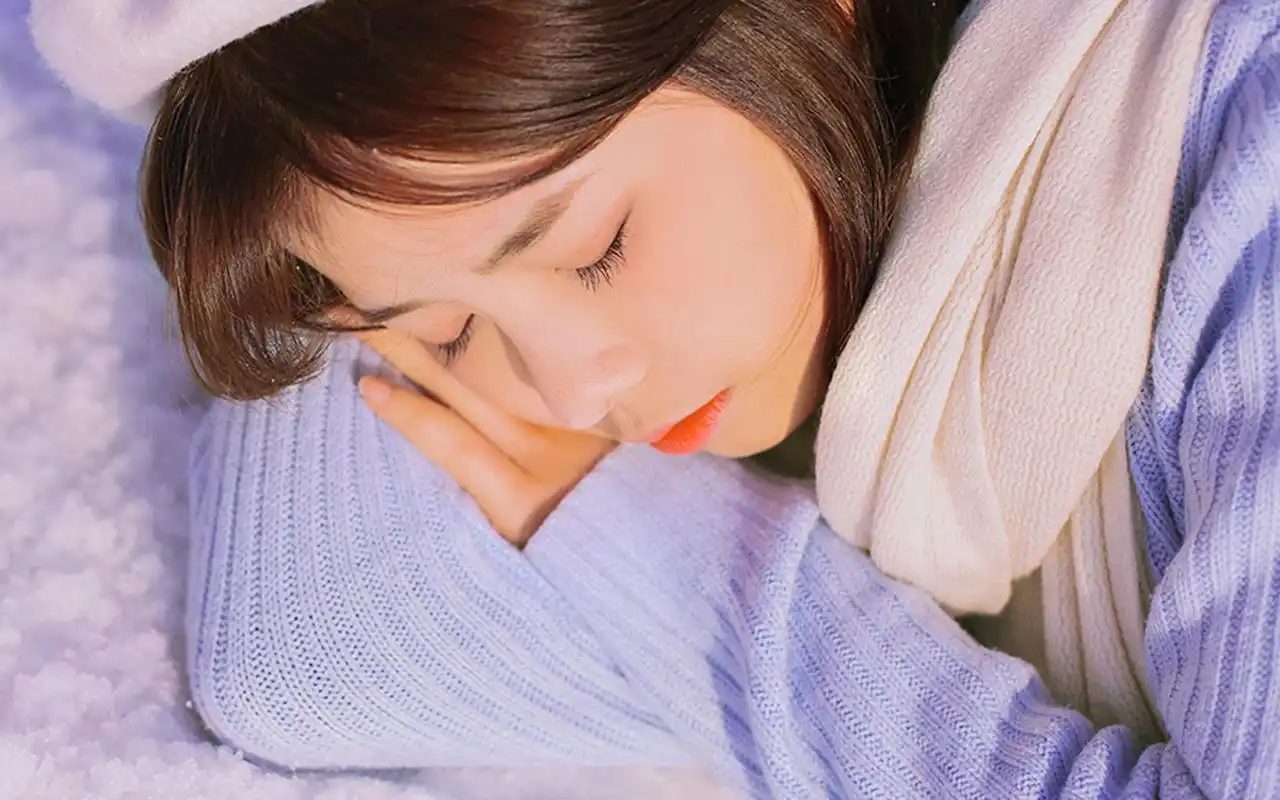 清纯美女雪地里温暖迷人的写真图片桌面壁纸