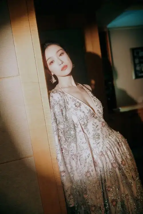 倪妮超话vogue时尚之力开幕夜,一袭粉色立体花卉刺绣礼服,来自m