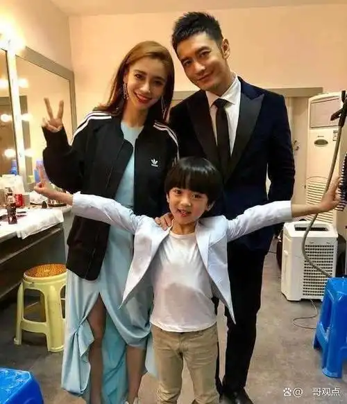 9月6日,angelababy送儿子小海绵入学的画面被曝光,引发了网友的关注和