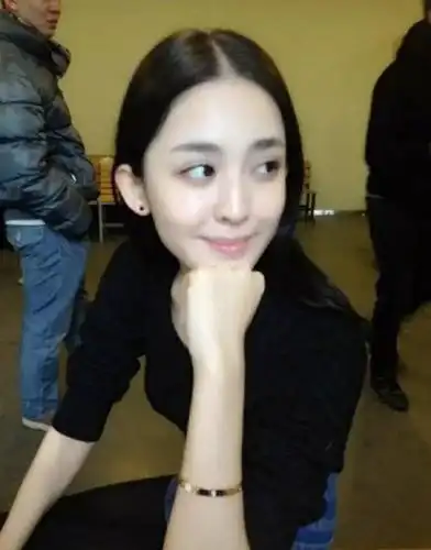 古力娜扎校园旧照曝光在合影里竟然发现了她