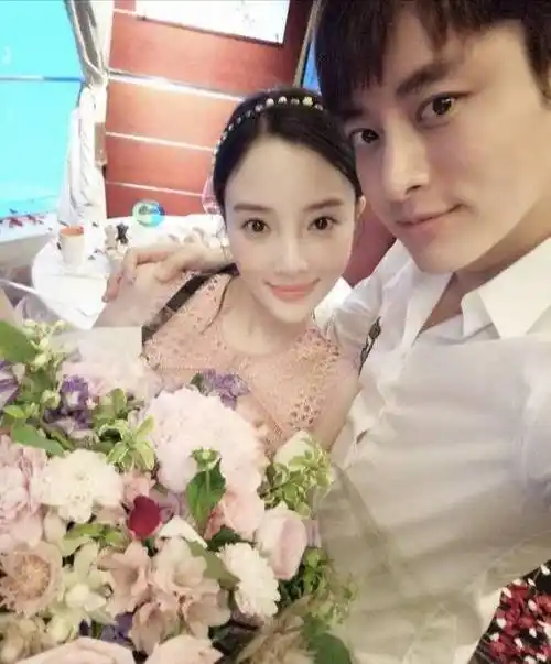 原创有望复合贾乃亮现身李小璐家陪甜馨打羽毛球一家人好幸福