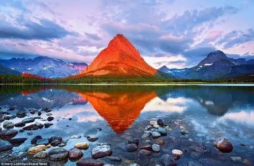 摄影师拍摄罕见日出美景 整座山峰变成红色