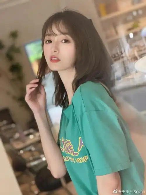 腾讯nba美女篮球主播小七在其个人社交媒体晒近照当窗理云鬓,绝代佳人