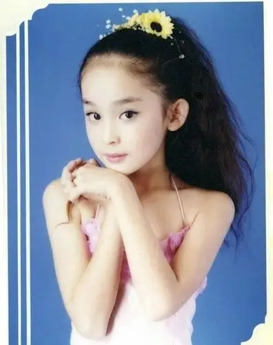 新浪娱乐讯 10月8日,古力娜扎晒出一张小学照片后秒删微博.