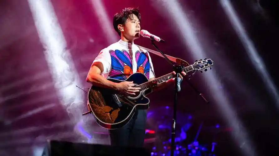 韦礼安唱足20首 演出结束歌迷不愿离开,唱《如果可以》求encore