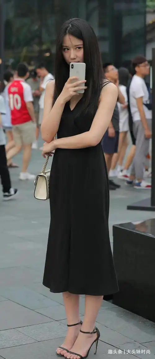 黑色吊带连衣裙搭配一字带高跟鞋,简约大气,气场十足|裙装|裙子_网易